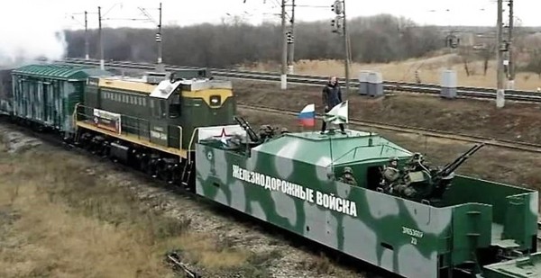 러시아군이 우크라이나에서 운용중인 장갑열차. 게릴라전에 대비해 운용중인 것으로 보인다. 이번에 탈선한 것이 같은 차량인지는 알려지지 않았다.