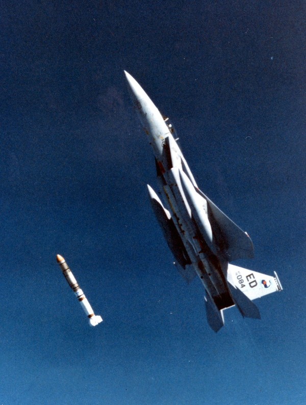 ASM-135 위성요격체의 발사장면. 개발은 했으니 실전배치에는 이르지 못했다. (Wikipedia)