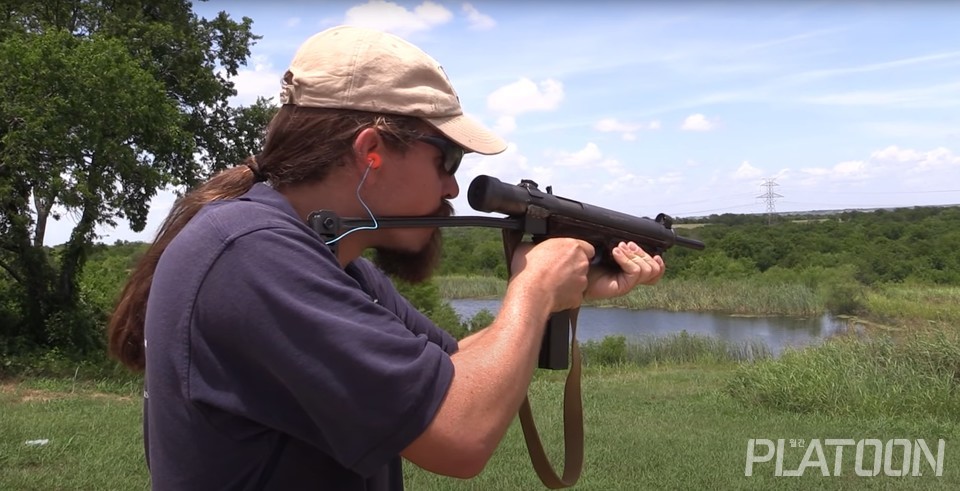 예수님께서 Vz 26을 사격하고 계신다. (Forgotten Weapons 영상 갈무리)