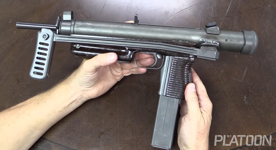 1948년에 나온 디자인이라고 보기 어려울 정도로 모던하고 심플하다., (Forgotten Weapons 영상 갈무리)