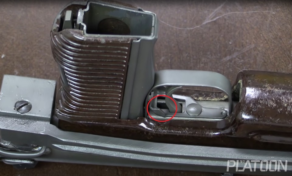 안전장치는 방아쇠를 후퇴시키지 못하게 하는 아주 단순한 구조. 단순명확하지만 확실한 방법이다. (Forgotten Weapons 영상 갈무리)