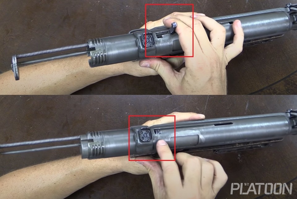 후면 커버를 제거하고 장전손잡이를 뒤로 당기면 노리쇠뭉치가 빠진다. 이 때 장전손잡이는 장전손잡이 가이드 끝의 홈에 쏘옥 들어가는 방식이다. (Forgotten Weapons 영상 갈무리)