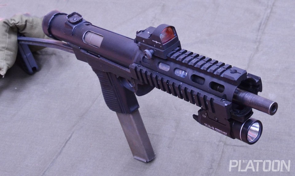 역시 필자의 지인이 보내 준 사진. 2선급을 넘어 이제는 잉여급 치장 물자로 분류된다고는 해도 여전히 체코 군에서는 상당량의 Vz 26을 보유하고 있고 이렇게 부분적으로 개조하여 사용하고 있는 경우도 있다고 한다. 