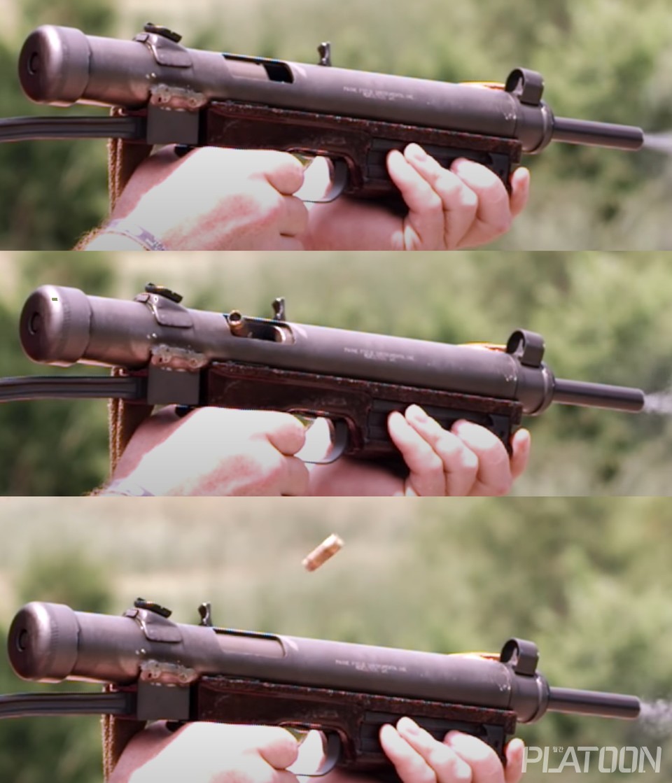 발사 시의 약실이 어떻게 개폐가 이루어지는 지 잘 보여주는 사진. 확실이 이물질 유입이 최소화되고 총을 더 안정적인 상태로 유지 관리할 수 있음을 알 수 있다. (Forgotten Weapons 영상 갈무리)