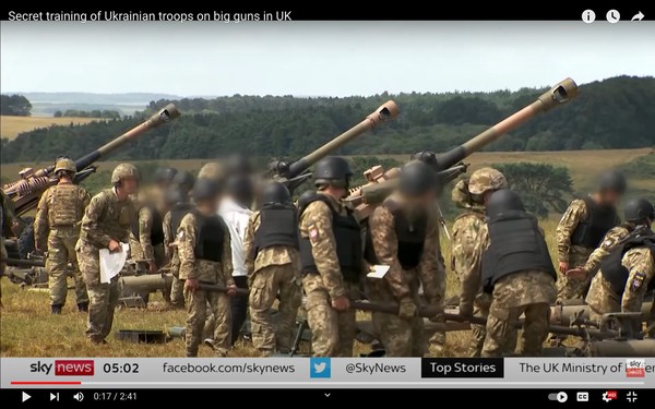 최근 TV에 공개된 우크라이나군의 L119 곡사포 훈련모습. 아무리 봐도 위장도색이 오스트레일리아군이다.