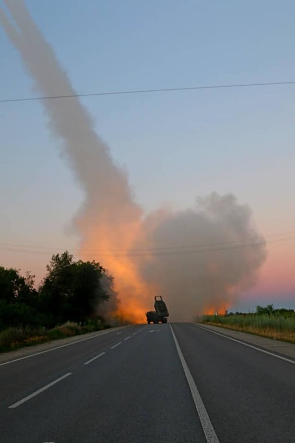 러시아 탄약고를 파괴하기 위해 발사되는 우크라이나군의 하이마스. GPS재밍이 되면 이 짓도 못하는거 아닐까?