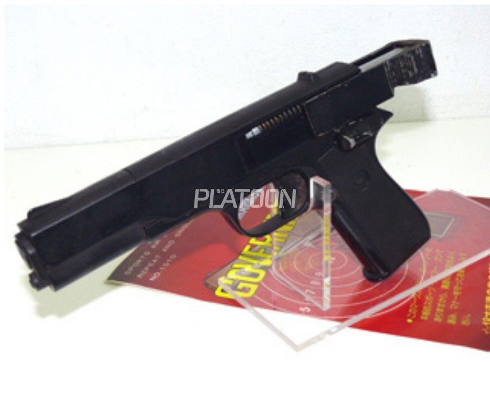 명칭은 누가 봐도 알 수 있듯이 콜트 거버먼트 1911에서 차용한 것이지만 생김새나 작동 방식은 전혀 다른 모델이다. 슬라이드 전체를 코킹하는게 아니라 후면의 일부분만 작동시킬 수 있었고, 그것조차 수동으로 당기고 다시 밀어넣어야 했다. 심지어 피스톨 그립 안에 탄창이 수납되지도 않는다. 