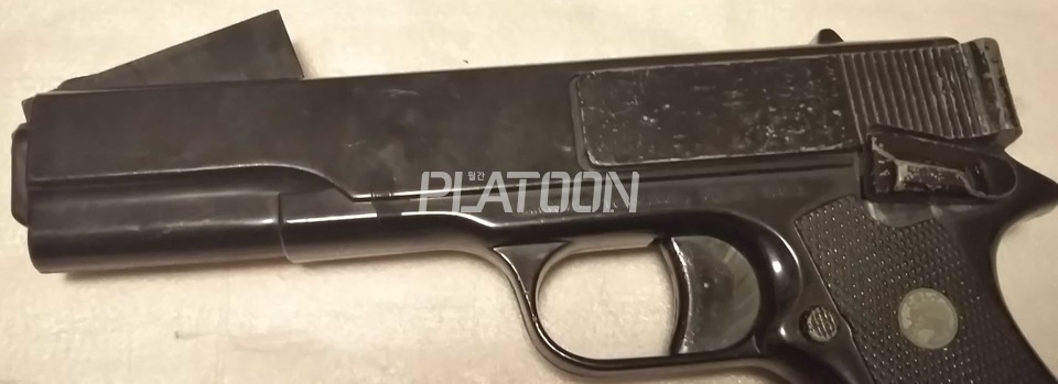 저기 위에 대각선으로 튀어나온 부분이 탄창이다. 미국의 CO2 방식 펠릿 건의 금형을 그대로 따라 만들다보니 구조가 저 따위가 되었다. ㅋㅋ 장탄수는 무려 1발. 어떤 의미에서는 나름 '트랩도어' 방식인 셈. 