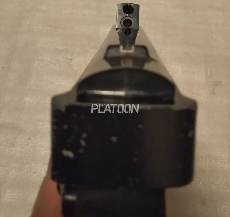 탄 삽입구가 2개인 것처럼 보이지만 탄 자체는 아랫쪽 구멍에만 넣을 수 있다. 6mm BB탄 한 발을 넣을 수 있도록 되어 있다. 