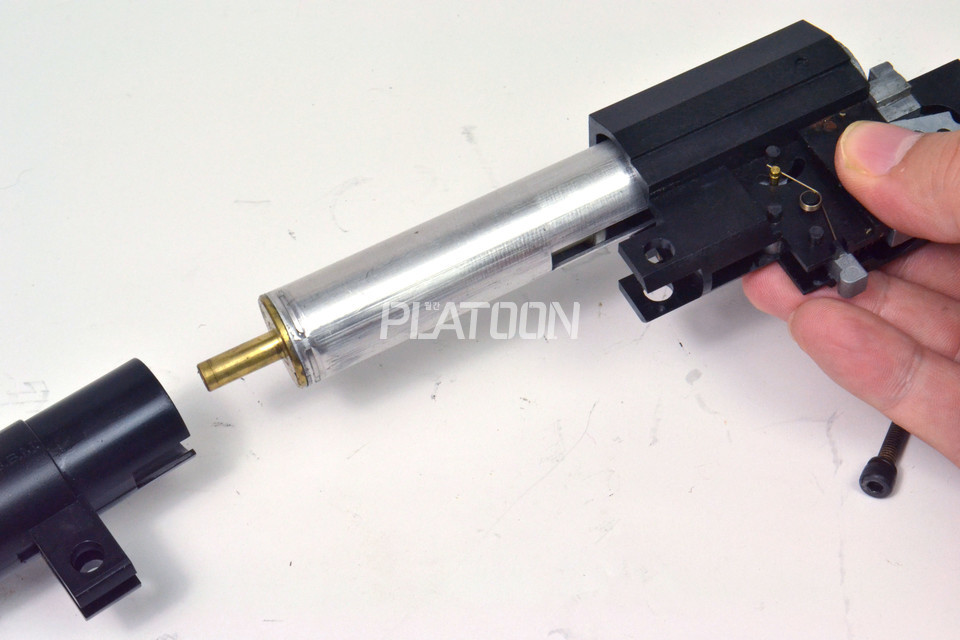CO2 펠릿 건의 실린더와 노즐, 피스톤을 그대로 베낀 형태. 근데 사실 마루젠의 볼트 액션 총기들이나 APS용 경기 총들의 내부는 50여년이 지난 현재도 이 형태를 어느 정도 유지하고 있다. 