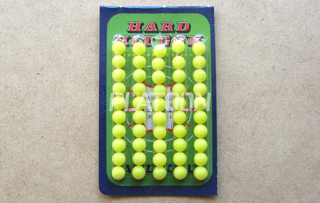 이것이 일본 최초의 플라스틱 BB탄., 1971년에 등장한 마루젠 하드 타겟. 요즘처럼 봉지나 전용 용기에 들어가 있는게 아니라 프라모델의 부품 마냥 하나씩 일일이 "떼어서" 사용해야 했다. 당연히 품질은 그리 좋지 않았다. 