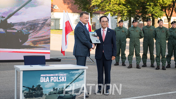 8월 26일(현지시간) 폴란드에서 열린 계약 체결식 사진 모습. (좌) 마리우시 브와슈차크 폴란드 부총리 겸 국방장관 (우) 이용배 현대로템 사장