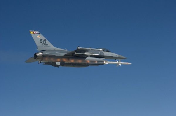 HARM을 발사하는 미 공군 F-16CM