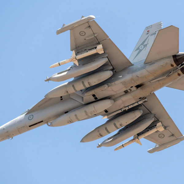 HARM, 암람, AN/ALQ-99 전자전 포드, AN/ALQ-218 탐지 포드등으로 무장한 호주 공군의 EA-18G 그라울러