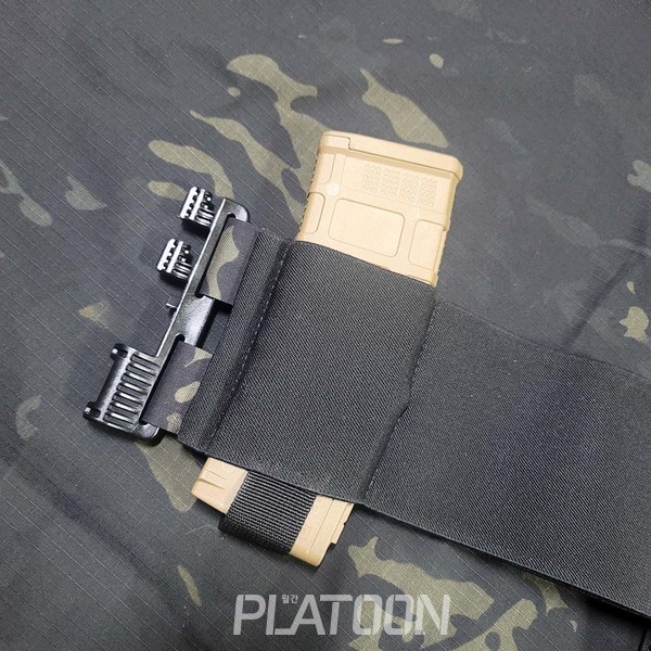 5.56mm 탄창집의 장착이 가능한 커머번드.