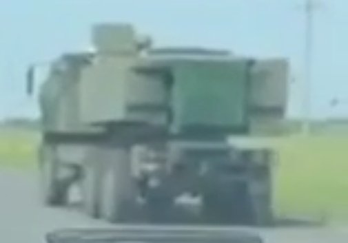 문제의 동영상 캡쳐 사진. 6발의 발사관이 보여야 할 곳에 단 한 장의 커버만 있다. 다만 이게 단단한 커버라기 보다는 발사관 위를 덮은 천처럼 보이기는 한다.