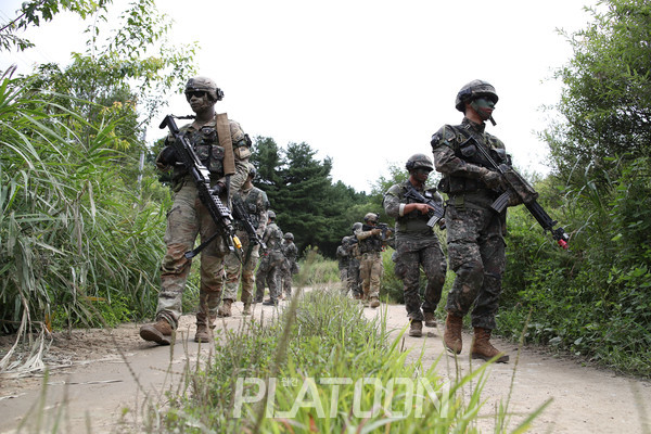 오는 30일까지 강원도 인제에 있는 육군과학화전투훈련단에서 진행되는 여단급 KCTC 훈련에 참가한 육군 25사단과 한미연합사단 장병들이 작전지역으로 이동하고 있다.