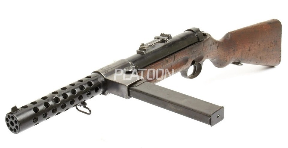 MP18을 소폭 개량한 MP28. 바이마르 공화국 시절에는 경찰용으로, 그리고 나치스 독일에선 초반기에 국방군의 제식 SMG로 사용되었다. 