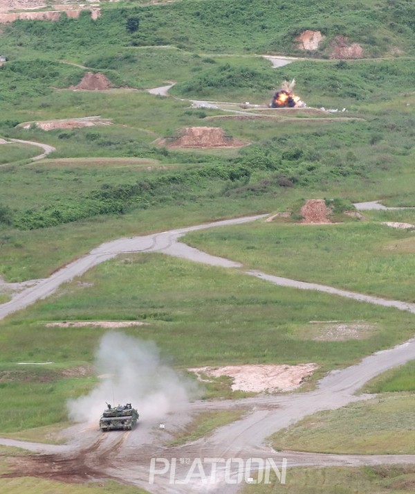 31일, 경기도 포천에 있는 로드리게스 훈련장에서 진행된 '한미 연합·합동 화력운용훈련(CJFCX)'에 참가한 전력들이 전차포 사격을 하고 있다.