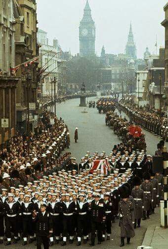 1965년, 처칠을 운구중인 장례용 영구포. 이 포가 57년 뒤 엘리자베스 2세 여왕을 운구하는데도 쓰였다. (위키피디아)