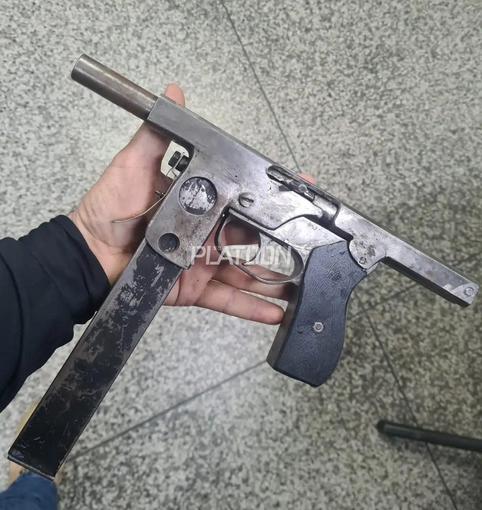 발사가 과연 제대로 될련지 걱정부터 앞서는 이 기관단총은 몇년 전 브라질에서 발견된 사제 총이다.