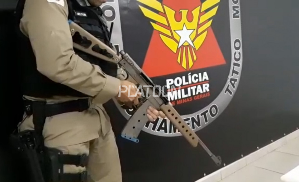 칠레 경찰이 발견한 7.62mm 규경의 사제 소총. 놀랍게도 개머리판은 접이식이고.. 그런데 이 총... 강선이 없는 활강식(Smoothbore)이란다. 뭐하자고 만든 총인지는 모르겠다만 여하튼 이런 것도 존재한다. 