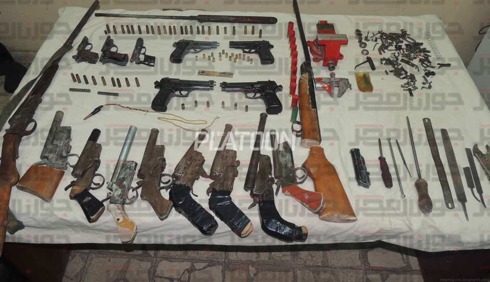 남미의 모 범죄집단에서 압수된 총기들. 개중에는 제대로 된 메이커들이 만든 총도 있지만 대부분이 자체적으로 급조된 총기들임을 알 수 있다. 
