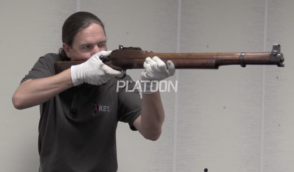 ho세계 최초의 "군용" 불펍 소총, 1901 Thorneycroft Carbine.을 파지하고 있는 예수님. 영국의 건스미스였던 James Baird Thorneycroft.가 1901년 7월에 특허를 출원했고, 약 400여정 정도가 실제로 생산이 되었다. 대영제국의 차기 소총으로 개발되었지만 Short Magazine Lee–Enfield Mk I(1904 리 엔필드 SMLE)에 밀려 채용되지 못했다.  