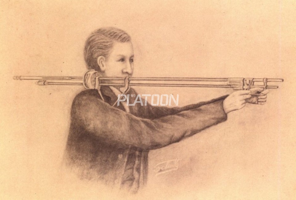 1866년에 영국의 건스미스, William Joseph Curtis가 개발한 Curtis Bullpup의 파지 방식을 그린 일러스트.  미국 와이오밍 주에 있는 Cody Firearms Museum의 소장품이다. Curtis Bullpup은 1865년에 설계가 완성되어 1866년에 특허가 출원되었는데, 정작 생산은 1895년에 이루어졌고, 그것도 영국이 아닌 미국의 윈체스터 사가 생산을 했다. 영국에서 개발된 이 소총이 어째서 미국에서 생산이 이루어지게 되었는가에 대해선 1894년에 브라우닝과 윈체스터 간에 벌어진 '펌프 액션 소총에 대한 특허 침해에 관한 소송'에 그 배경을 두고 있지만 그건 다음 시간에 별도로 자세하게 다루는 걸로다가. 