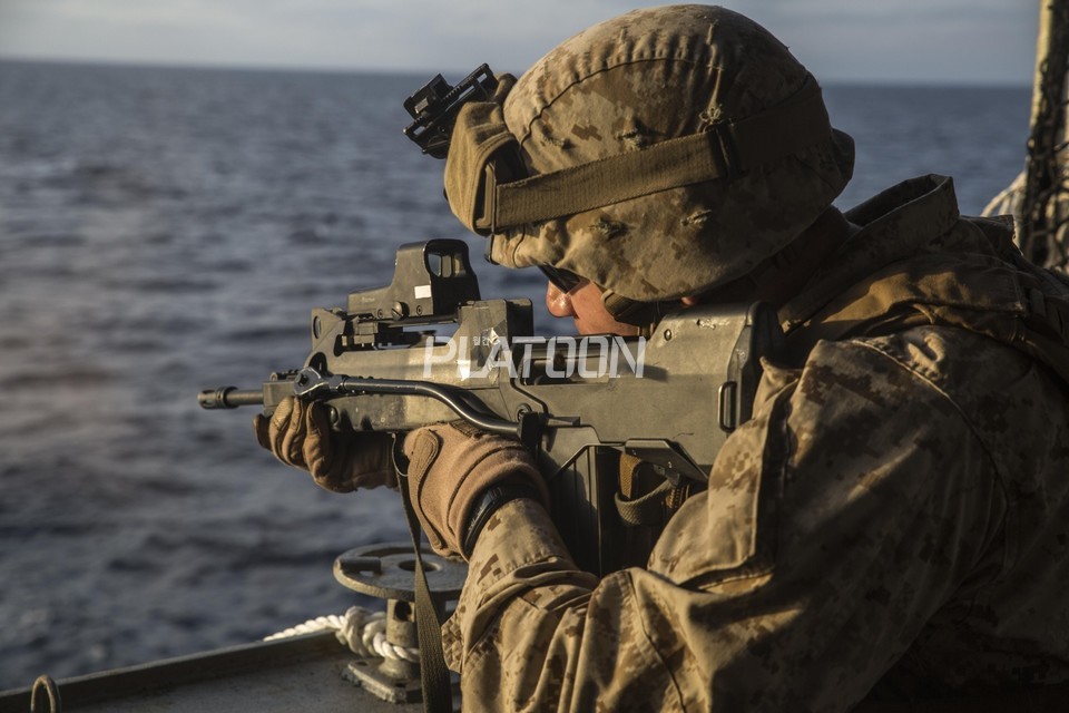 FAMAS Valorisé. 거추장스러운 캐링핸들/장전손잡이 보호대를 과감히 날리고 플랫탑 레일을 적용하였으며, 가늠쇠 앞 부분에도 작은 레일을 마련하여 확장성을 높인 모델이다. 양각대에 굴곡을 준 이유는 상기 설명한 것처럼 양각대가 사격 시 안면에 간섭을 주기 때문에 형상을 변경한 것인데, 그닥 도움이 되진 못했다는 게 일반적인 평가다. 총열덮개 부분에는 레일이 존재하지 않아 수직손잡이나 그외 다른 액세서리의 장착이 어려웠고, 여전히 변화하지 않은 프랑스 육군 특유의 교리에 따라 총류탄을 운용해야 하는 등, 현대적이지 못한 설계는 그대로 유지되었다. 생긴 것만 놓고 보면 근미래인데 전혀 그렇지 못한 총이 FAMAS다. 