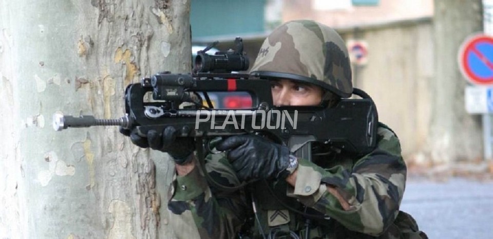 여전히 현역 자리를 꿰차고 있는 FAMAS로 훈련 중인 프랑스 군 병사. FAMAS는 길쭉한 캐링핸들/장전손잡이 보호대와 양각대, 불퍼 구조 등이 특징인데, 필요 이상으로 긴 저 캐링핸들/장전손잡이 보호대는 기계식 조준기로 조준 사격 시 시야가 극도로 좁아지는 문제를 야기했고, 광학장비나 레이저 표적 지시기 등을 장착하기 어려운 구조를 취하고 있어 호환성이나 확장성에 애로사항이 말 그대로 만개를 하는 편이다.  FAMAS의 양각대는 프론 자세나 CQB, 진지 방어 등의 상황에서 안정적인 사격을 하기 위한 것이기도 하지만, 너무 뒤쪽으로 무게중심이 쏠려있는데다 반동이 너무 강하다보니 일종의 '컴펜세이터 역할'을 위해 장착이 이루어진 것으로, 실제 양각대로서의 기능을 제대로 소화해내지 못하는데다가, 파지 시 양각대의 받침 부분이 안면에 걸리적 거리는 문제까지 있는 편이다. 