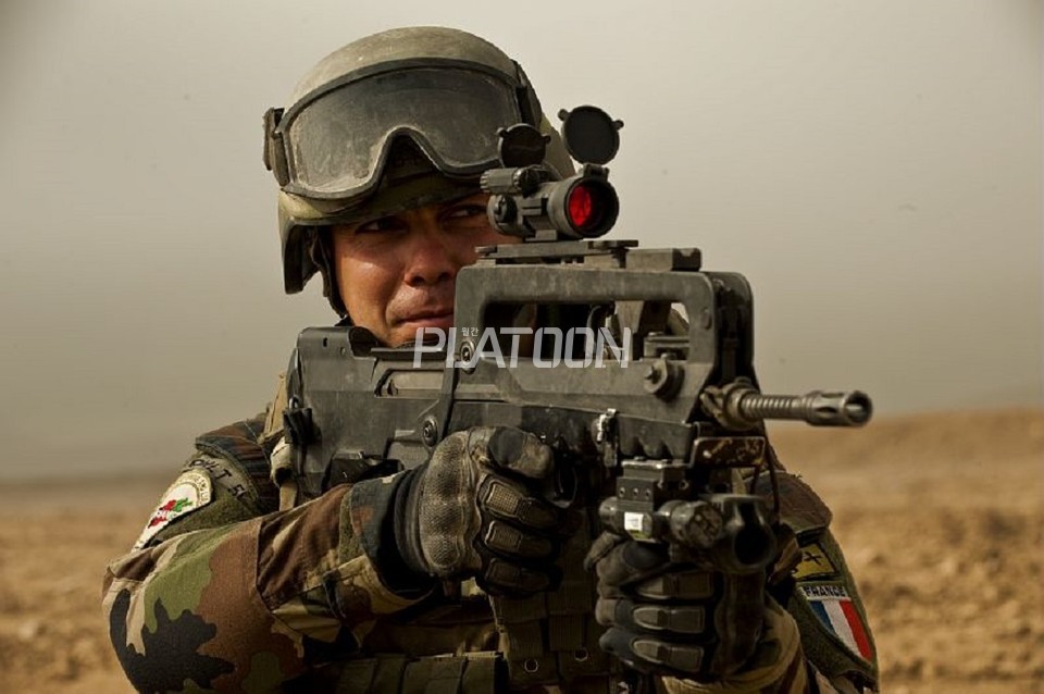 FA-MAS는 프랑스가 개입한 크고 작은 여러 분쟁들과 전쟁에서 오랫동안 운용이 이루어진 것 치고는 사실 사격 성능의 일부 개선을 제외하면 외관의 개량이나 개선이 거의 이루어지지 않은 총 중에 하나다. 그렇다보니 일선에서는 순정 파트가 아닌 이른바 "싸제" 파트를 덕지덕지 달아 운용하는 경우를 심심찮게 많이 볼 수 있는 소총이기도 하다. 프랑스군을 고증하고 싶어하는 분들에게는 꽤나 골치 아픈 부분으로 작용하기도 한다. 