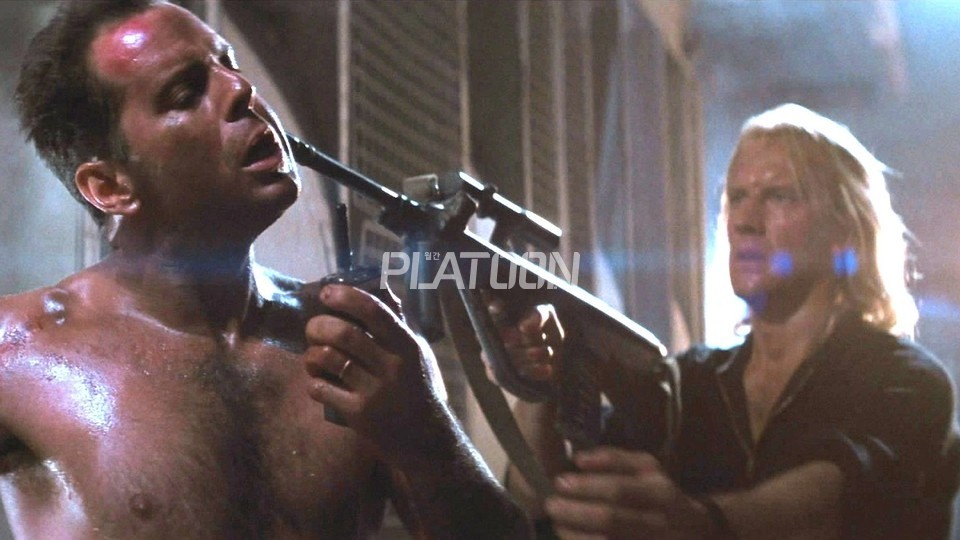 고백 하나 하자. 필자가 AUG라는 총을 최초로 알게 된 건 '다이 하드'였다. 그 전엔 솔까말 저런 총이 존재하는 줄도 몰랐다. 아니, 사실 영화를 보면서도 저런 총은 그냥 영화를 위해 만든 소품일 뿐이지 절대로 저렇게 외계인이 만든 것 같은 총이 존재할 거라곤 상상도 못했다. 그리고, AUG라는 걸출한 불펍 소총이 민수용 총기 시장에서 그리 인기가 없는 결정적인 이유 중에 하나도 사실 저 괴랄한 디자인 때문이기도 하다.  