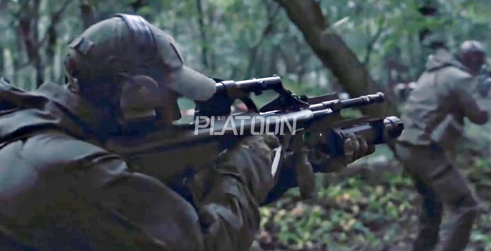 AUG A2에 Lithgow의 SL40 유탄발사기를 장착하고 운용 중인 오스트리아군 특수부대원. AUG는 M203의 장착이 가능한 어댑터를 사용한 유탄발사기를 오랫동안 운용해왔지만 필요 이상이로 총기가 무거워지는데다가 유탄의 운용 자체에도 애로사항이 많아 최근에는 호주로부터 유탄발사기를 역수입해 운용하고 있다. 저이식 수직손잡이가 아닌, 유탄발사기 모듈에 장착된 형태의 수직손잡이도 이 사진이 보여주는 특징 중에 하나인데, 후술할 피스톤 튜브 방출구와의 간섭을 최소화하기 위한 방편으로 보인다.  