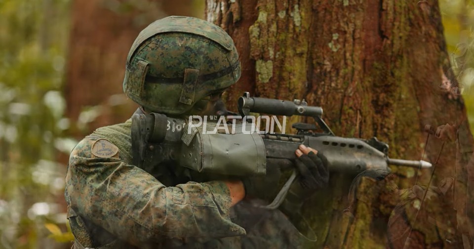 2017년에 브루네이 다루살람에서 개최된 Exercise Lancer에 참가 중인 싱가포르 군 병사와 SAR-21. 저 커다란 주머니는 탄피 회수용 파우치로, 싱가포르 군 장병들에게 아주 악명 높기로 유명하다. SAR-21은 불펍 소총들 중에서는 꽤나 준수한 성능과 흥미로운 내부 구조를 가진 소총이지만, 제식으로 채용된 지 20여년 만에 벌써 전면 대체, 혹은 퇴역 위기에 놓여있는 소총이기도 하다. 장점도 많지만 그만큼 단점도 많은 게 이 소총의 특징이다. 