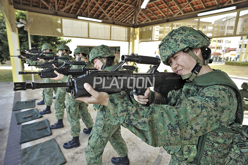 SAR-21의 특징 중에 하나가 바로 발사 속도인데, 분당 450발 수준으로 꽤나 느린 편이다. 가스압 조절기를 조작해서 속도를 높혀봐야 분당 550발 수준에 그친다. 사격에 빠르게 익숙해질 수 있다는 장점이 있는 반면, 위급한 상황에서 빠르게 화망을 펼치기 어렵다는 단점도 있어, 연사속도를 2배로 끌어올린 SAR-21A라는 버전을 제작하기도 했으나 채용이 되었는지는 미지수다. SAR-21의 또다른 문제점 중에 하나는 바리에이션이 너무 많다는 거다. 단축형, 레일형, 표적지시기 일체형, 지정사수용 등등. 지정사수용은 사실 별 것 아니고, 기본형에 3배율 스코프를 장착해놓은 것에 불과한데, 이게 레일 부착 방식이 아니기 때문에 다시 기본형태의 광학장비를 장착하려면 총기를 분해해야 한다는 단점도 존재한다. 언뜻 여러 가지 면에 있어 앞서 나가는 듯 보이면서도 '그래봤자 앞뒤 꽉 막힌 독재국가'라는 점을 다시 한번 깨닫게 해주는 부분이랄까. 