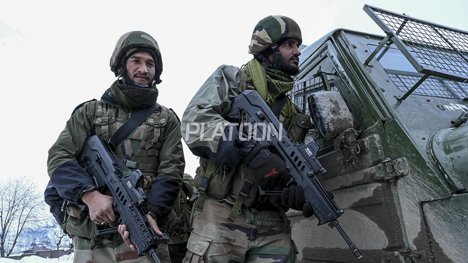 초기 형태의 TAR-21을 휴대하고 있는 인도군 병사들. 특정 국가를 비하할 의도는 전혀 없지만 왠지 이스라엘군 병사들에 비해 간지가 살지 않는 건 어쩔 수 없나보다. 총열이 길게 빠진 형태의 이 모델은 제조사인 IWI에서는 지정사수용 총기로 분류되고 광학 조준경도 MEPRO의 리플렉스 사이트가 아닌 배율 조준경이 정착되지만 왠지 이들이 휴대하고 있는 버전에는 그렇지 않다는 게 조금 흥미롭다. 여담이지만 지정사수용 TAR-21, 혹은 STAR는 이스라엘 방위군에서는 운용되고 있지 않다.  