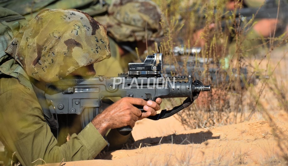 민수용 TAR-21, 또는 "이스라엘제 명품"이라는 인식 덕분에 가격이 상당히 비싼 것처럼 알려져 있지만 사실 TAR-21의 가격은 그리 높은 편은 아니다. 오히려 SA80A3의 가격이 훨씬 높은 편이고, FAMAS는 뭐.. 타의 추종을 불허하는 가격으로 유명하니, '높은 가격 때문에 이스라엘 군에서 많이 구입하지 않았다'는 세간의 썰은 그냥 썰에 불과하다. 애당초, 이스라엘 방위군은 전군을 다 합쳐도 17만명이 되지 않는 작은 집단이고, 이스라엘 육군은 12만에 불과하다. 오히려, '이스라엘제니까 비쌀거야' 같은, 일종의 왜곡된 팬덤의 결과가 민수시장에서 TAR-21의 구입을 주저하게 만드는 요소로 작용하고 있는 측면도 있는데, 뭐 이것도 단점이라면 단점이지 싶다. 