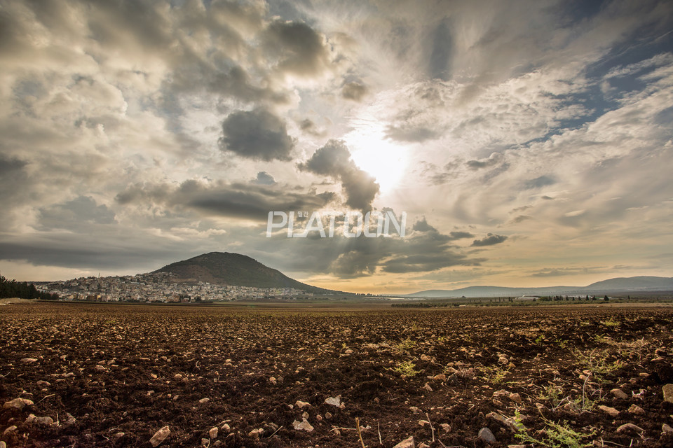 예전에도 몇 번 언급했지만, TAR-21의 TAR은 유대교의 구약 성경에 등장하는 다볼산(Mt.Tavor)에서 따온 명칭이다. 우리 식으로 말하자면 태백산-21같은 네이밍 센스라는 이야기다. 다볼산, 혹은 타보르산은 이스라엘 민족들에게 있어선 성지 중에 하나로 손꼽히는데, 대략 기원 1200년 정도에 랍비돗의 아내이자 예언가였던 드보라가 아비노암의 아들인 바락과 함께 1만 명의 군사를 이끌고 폭정으로 이스라엘을 다스린 가나안의 왕 야빈과 그의 장군이었던 시스라를 괴멸시켰다는 구약성경의 내용이 총기 명명의 바탕이 되었다. 그 과정도 좀 골 때린게, 이스라엘 국방부나 IWI 관계자들이 국뽕을 거하게 들이키고 이런 결정을 한 게 아니라,, 이스라엘 정부가 국민들한테 "여러분~ 국뽕을 거하게 느낄 수 있을만한 신형 총기 이름은 뭐가 있을까요?"라고 국영 언론 매체에 공모를 하고 채택된 거 '타보르'였다. 정작 갈릴리 지방의 저 산에 가보면 그닥 예쁘지도 않은 유대교 사원들이 좀 있을 뿐 뭐 그리 '글로리 할렐루야'한 느낌은 1도 없지만 말이다. 
