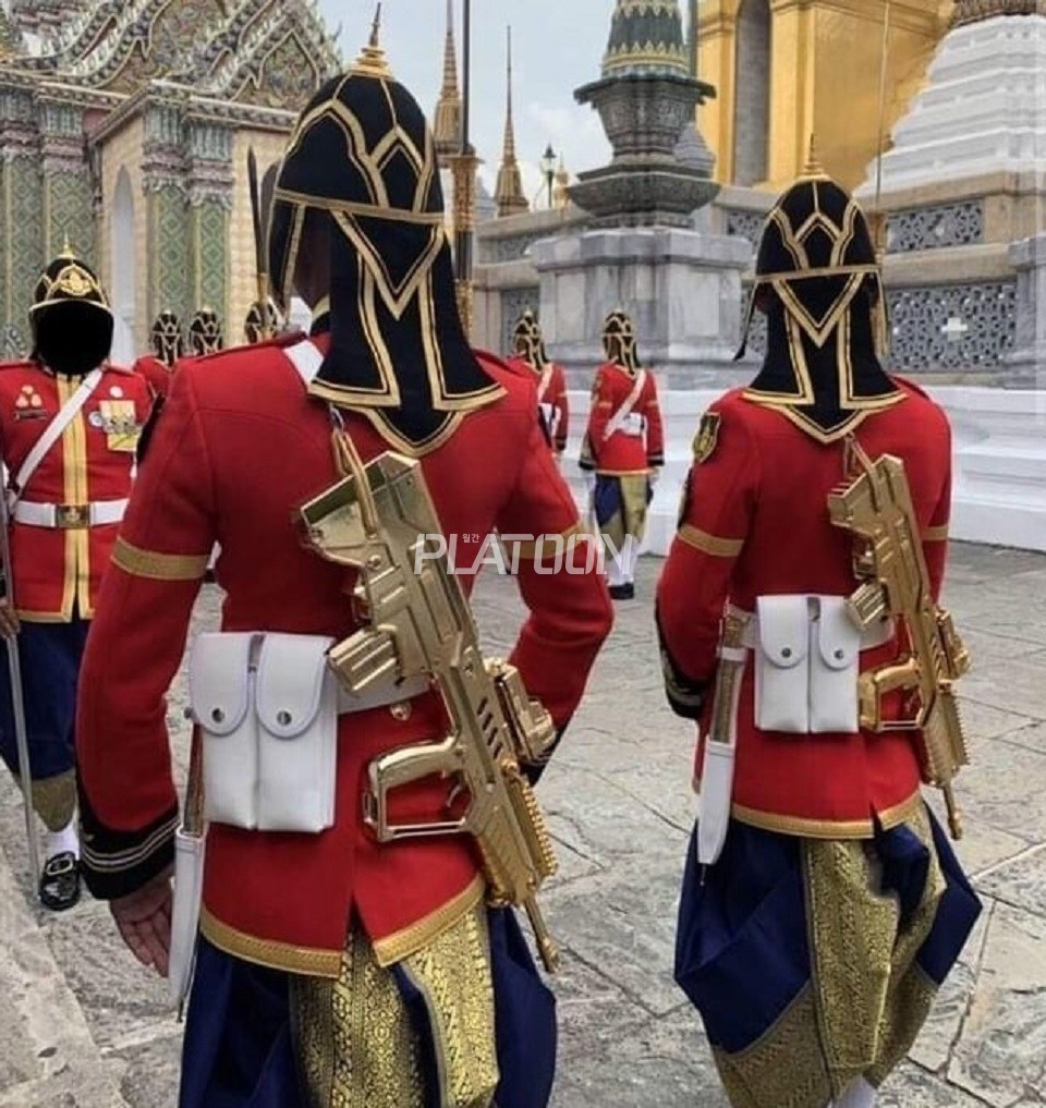 이건 도대체 뭐시다냐?라고 하실 분들이 계실지도 모르겠다만, 이거 실총이다. 태국의 왕실 근위 경찰대가 채용한 TAR-21이다. 태국의 왕실근위경찰대는 예로부터 "금칠한 총기를 휴대"하는게 나름의 전통인지라 이리 되어버렸다. 방콕에 있는 '프라보롬 마하 라차왕(방콩 왕국)' 앞에 가면 금칠한 TAR-21을 메고 뛰다니는 경찰들을 볼 수가 있으니, 독자 여려분들 중에 태국 여행 가실 일이 있으신 분들께 왕궁 투어를 적극적으로 추천해드릴까 한다. 