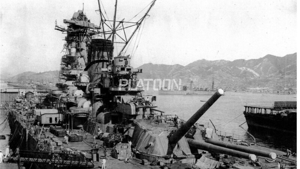 구 일본 해군 연합함대 최후의 해상작전이었던 천호작전(千号作戦)을 수행하기 위해 출항하기 직전에 촬영된 야마토. 일본은 야마토를 오키나와 해안에서 연합군의 대공세를 막아보겠다는 심산이었지만 이 작전은 이미 연합군의 정보망에 들킨 상태였으며, 출항하고 얼마 지나지 않아 대규모의 공습을 받아 침몰했다.