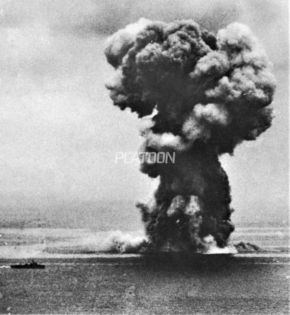 보노미사키(坊ノ岬)에서 침몰 직전 야마토에서 피어난 폭발을 촬영한 것. 세계 최대의 전함이었지만 구 일본 해군 내에서도 이렇다 할 전과를 올리지 못하고 심지어 당시 수병들 사이에서 '야마토 호텔'이라는 비아냥까지 들었고, 결국 허무하게 침몰하고 만다. 이미지 출처: National Museum of the US Navy