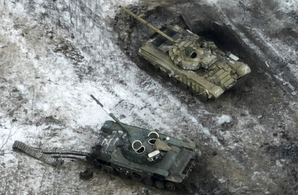부흘레다르 전선에서 돈좌된 러시아군 전차들
