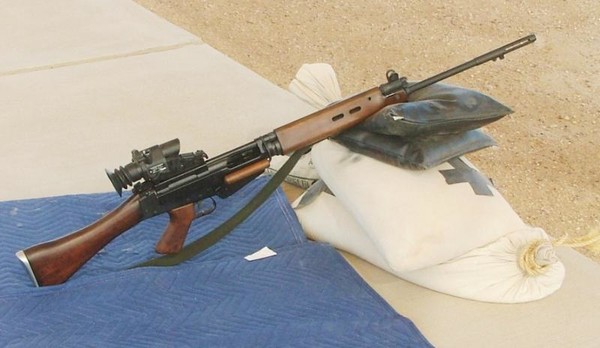 L1A1(영국판 FAL)에 장착된 SUIT