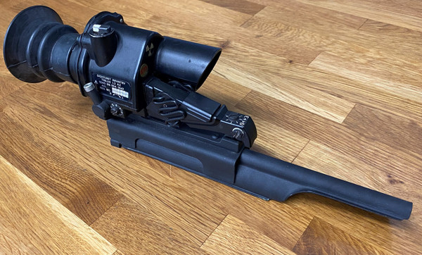 영국군의 L1A1(FAL의 영국판)용 SUIT장착 리시버 커버에 끼워진 모습