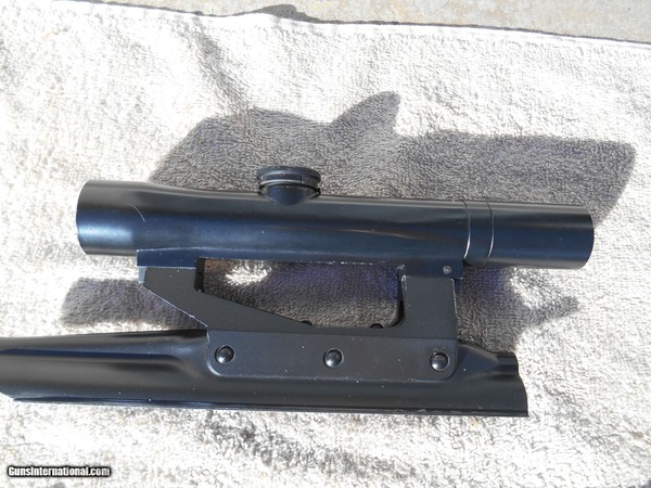 FN 오리지널 FAL용 스코프. 아예 전용 리시버 커버에 고정되어 있는 상태.