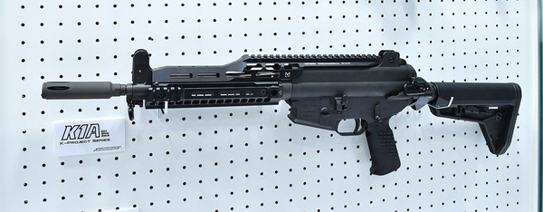 대만의 수도 타이페이에서 9월 중순에 개최된 대만 항공우주 및 방위산업 전시회(TADTE)에 전시된 막스맨 K1A중 1정. 데브그루제 개머리판 및 레일을 장착했다. (사진: 오병무)