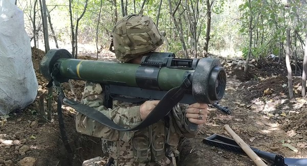 현재 가장 유력한 후보중 하나로 거론되는 RGW90이 우크라이나군에 의해 사용되는 모습. 사진은 앞의 막대를 밀어넣어 진지나 건물등을 파괴하는 HESH(점착유탄) 모드로 쓰는 모습이다.