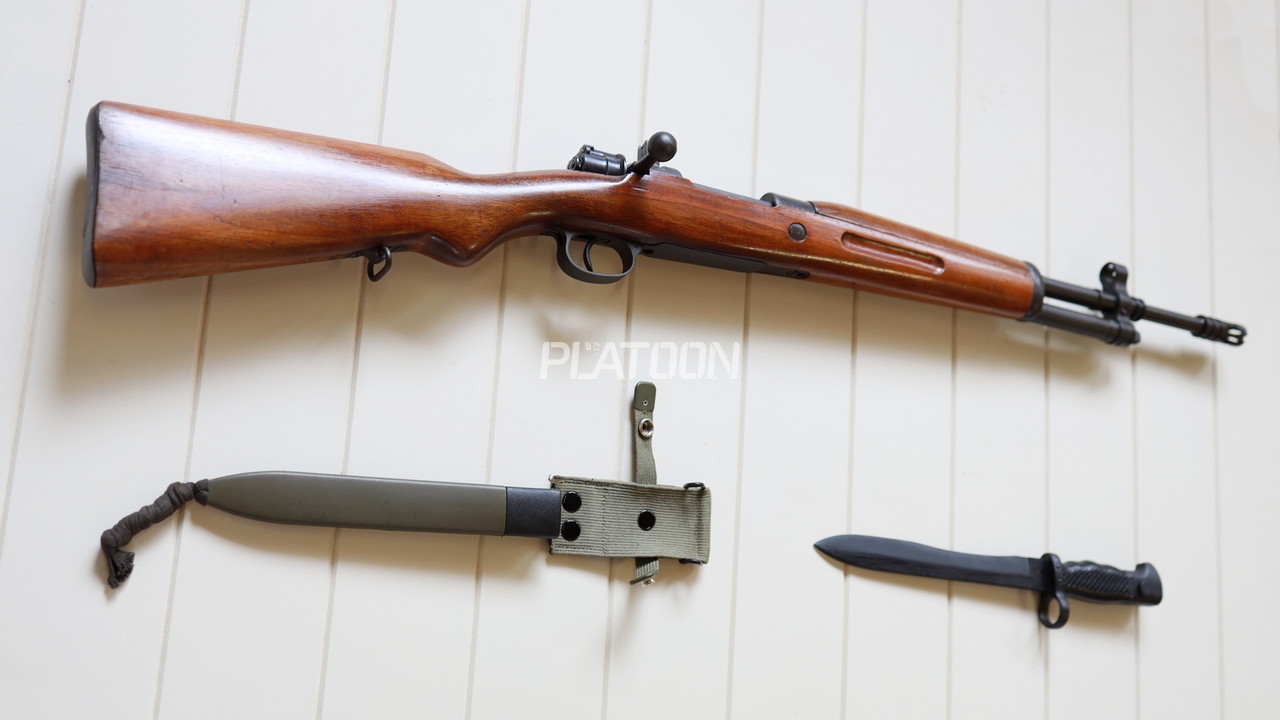 FR8은 빠르게 변화하는 국제정세에 발을 맞추어 나가려 했던 프랑코 독재정권이 탄생시킨 비운의 군용소총이다. 