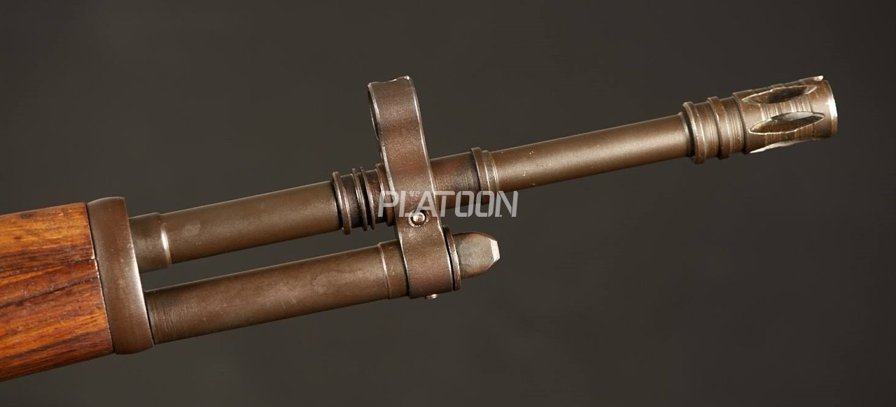 FR8은 마우저 98계열의 볼트 액션 소총이지만 총열 및 소염기, 그리고 가늠쇠를 HK G3(CETME Model B)와 동일한 것을 쓰고 있는 독특한 형태의 소총이다. 총열 하단부의 튜브는 그냥 아무것도 들어가 있지 않은 튜브이고, 여기에 청소 도구 등을 삽입한다. 그 앞에 있는 가스마개/조절기 같은 부분은 총검꽂이다. 